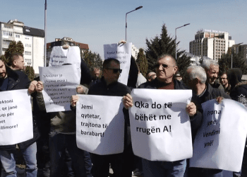 Banorët e lagjes ‘’Kalabria’’ protestojnë para MMPHI-së kundër shfuqizimit të planit të kësaj lagjeje