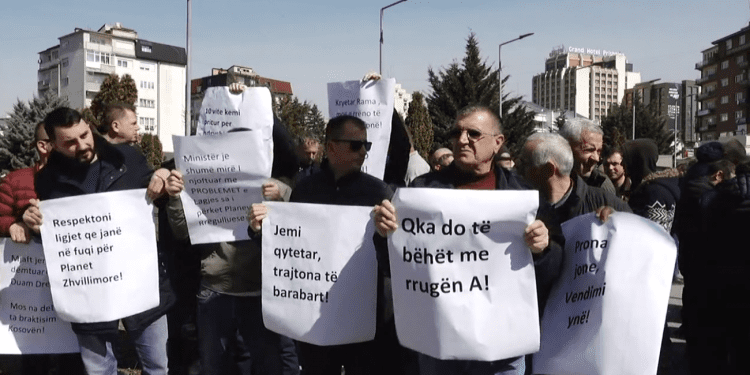 Banorët e lagjes ‘’Kalabria’’ protestojnë para MMPHI-së kundër shfuqizimit të planit të kësaj lagjeje