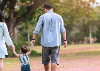 Këto gjera duhet t’i keni parasysh nëse po shkoni në pushime me një bebe