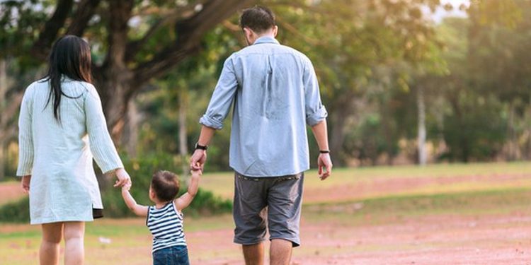 Këto gjera duhet t’i keni parasysh nëse po shkoni në pushime me një bebe