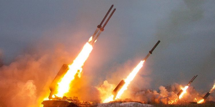 Lufta Rusi-Ukrainë, cila prej tyre po e dominon bazën ajrore me armatim?