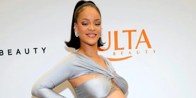 Zbulohet pa dashje gjinia e foshnjës së Rihanna-s