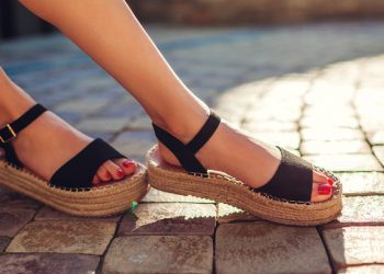 5 modelet më të famshme të sandaleve që do t’i kombinoni gjatë verës
