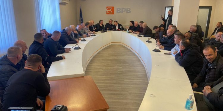 Lirimi i biletave, Shoqata e Transportuesve paralajmërojnë protesta nëse nuk anulohet ky vendim