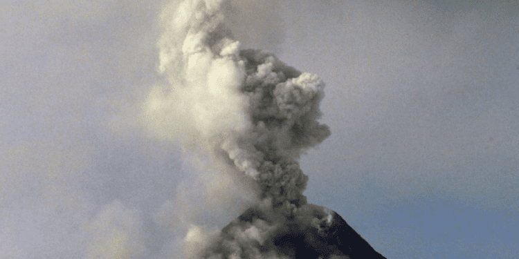 Shpërthen vullkani në Filipine, mijëra njerëz u larguan nga shtëpitë e tyre