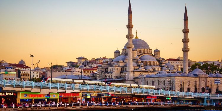 A e dini se në qytetin e Stambollit takohen lindja dhe perëndimi?!