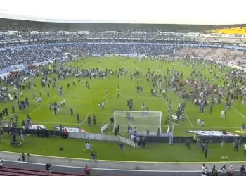 E rëndë, kapen mes vete tifozët vdesin 17 persona në stadiumin “Corregidora” në Kueretare