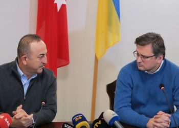 Ministri i Jashtëm turk edhe pse në kohë lufte, ateron drejt Ukrainës