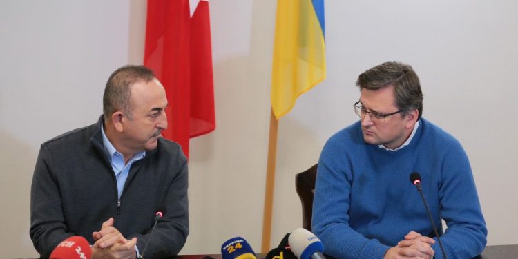 Ministri i Jashtëm turk edhe pse në kohë lufte, ateron drejt Ukrainës