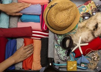 Paketoni rrobat në këtë mënyrë në valixhe nëse nuk doni që ato të rrudhosen