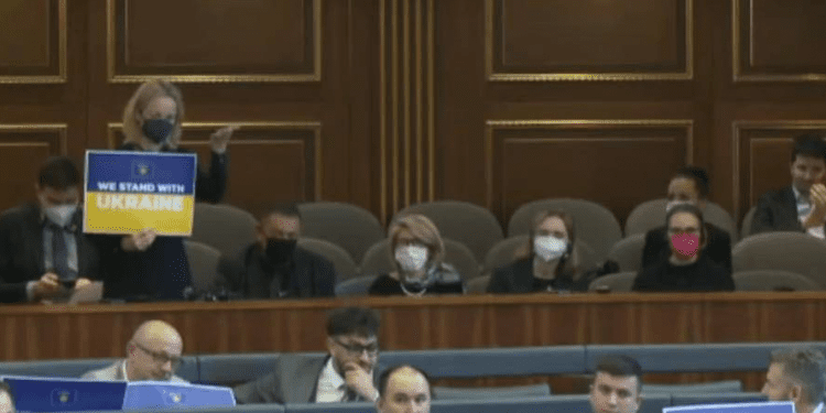 Eurodeputetja në Kuvendin e Kosovës me pankartë në dorë në përkrahje të Ukrainës