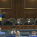 Eurodeputetja në Kuvendin e Kosovës me pankartë në dorë në përkrahje të Ukrainës