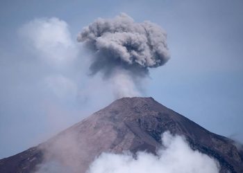 Filipinet goditen nga shpërthimi i një vullkani