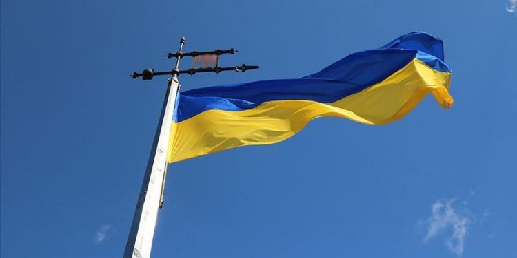 Largohet flamuri ukrainas nga Ambasada e Ukrainës në Moskë