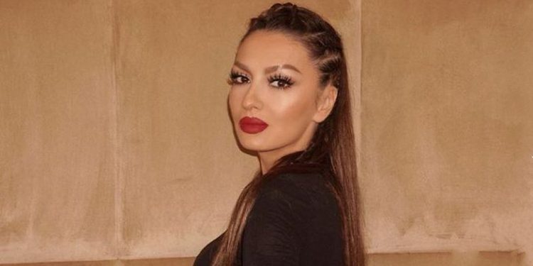 Adelina Ismajli përkujton të ëmën e ndjerë!