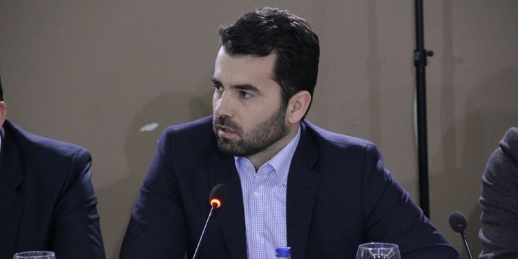 Demi për ndarjen e 100 euroshit: Përse t’i marrin edhe ata që kanë paga të larta?