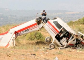 Turqi, një avion rrëzohet dhe përfshihet nga flaka mes ndërtesave të banimit