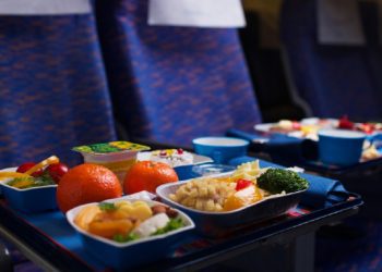 Ushqime që duhet t’i konsumoni në avion