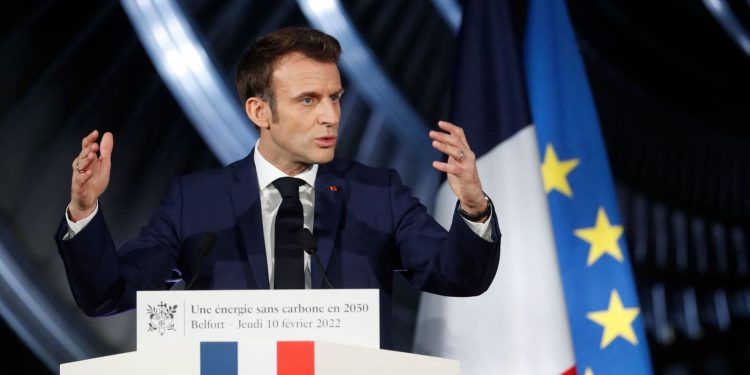 Dalin rezultatet e para, Macron prinë i pari për president të Francës