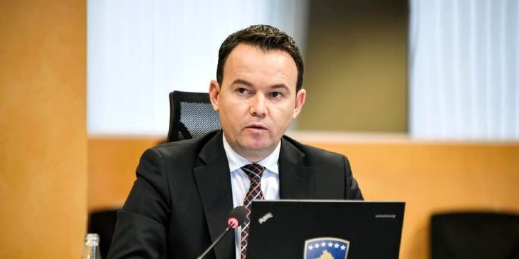 Ministri Peci: 26 milionë euro grante për fermerët këtë vit