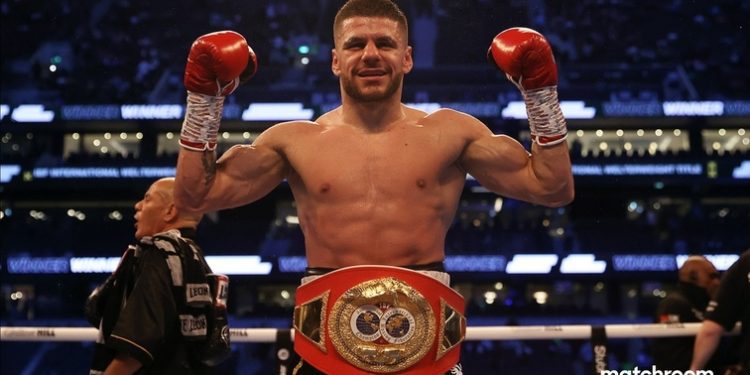 Florian Marku bëhet gati të futet në ring, fillon sfida e kampionit