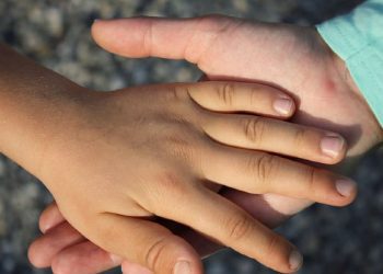 Nga kush shkaktohet ‘hepatiti akut’ tek fëmijët, që po merr përhapje alarmante