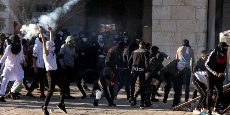 Konflikt në “Malin e Tempullit” në Jerusalem, lëndohen 150 persona