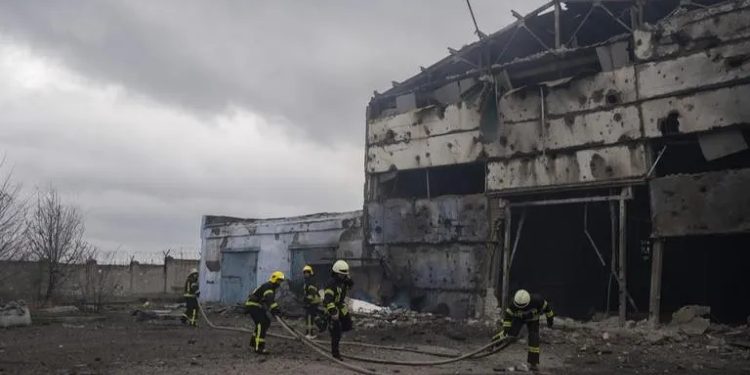 Ukrainë, përfshihet nga zjarri autobusi që po evakuonte 25 persona