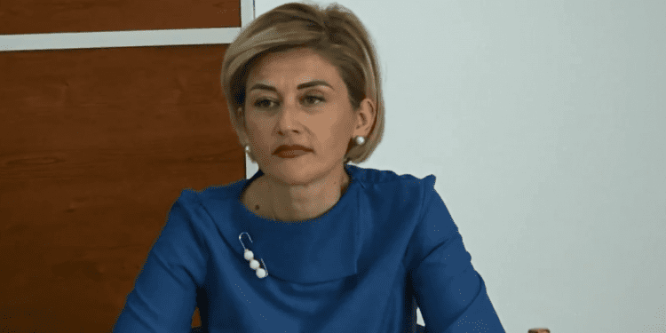 Kusari- Lila: Opozita me qasje kundërthënëse, duke kërkuar ndihmë dhe duke paragjykuar