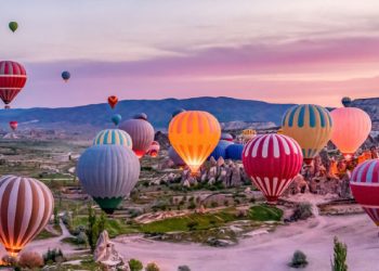 Filloi me një tani 40 çdo ditë, parashutët që zbukurojnë qiellin e Pamukkalen