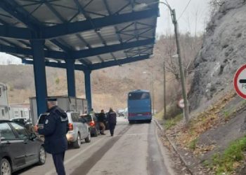 Serbët e Kosovës kthehen pas votimit, pritje të gjata në pikat kufitare