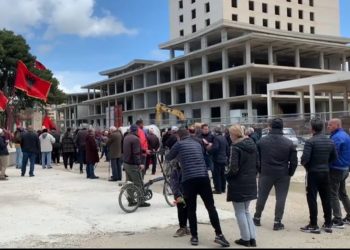 Protestë në Vlorë, protestuesit: Mos lejoni të na shkatërrojnë historitë!