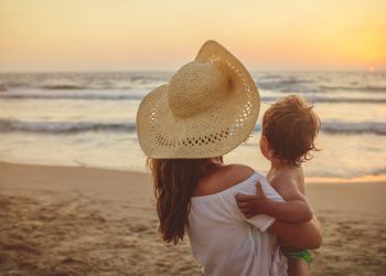 A e dini sa mund të qëndroj një bebe në ujë në deti ose pishinë?!