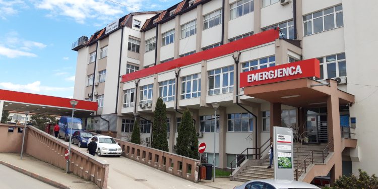 Flasin nga QKUK: Fëmija që u aksidentua nga Hajdari u trajtua dhe u lirua