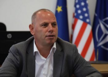 Lladrovci i përgjigjet ministrit Çeku rreth Stadiumit Nacional, e quan “të padijshëm”