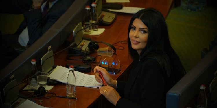 Deputetja Krasniqi: “Rehatimi” i familjarëve janë punësimet e vetme të Kurtit