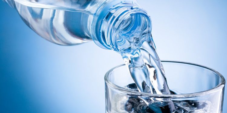 Cila është sasia e ujit që duhet të konsumoni në bazë të peshës që keni?
