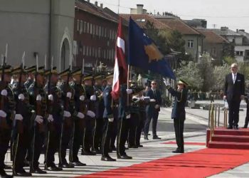 Presidenti i Letonisë arrin në Kosovë, pritet me ceremoni shtetërore nga Osmani