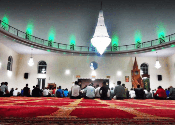 Hoxhallarët i japin ultimatum Qeverisë në shfuqizimin e udhëzimit për shamitë në shkolla!