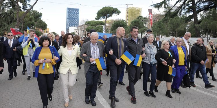 Në Tiranë mbahet marsh solidarizues në mbështetje të Ukrainës