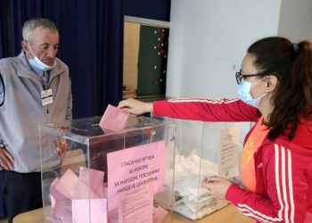 Një votues në Serbi, në vend të emrit të presidentit serb, shkruan emrin e Albin Kurtit