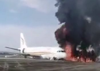 Kinë, avioni rrëshqet në pistë dhe merr flakë, lëndohen 40 pasagjerë