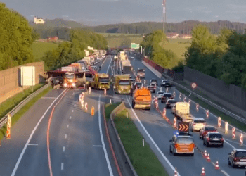 Aksidenti në Austri, policia: Shoferi ra në gjumë ose ishte defekt teknik!
