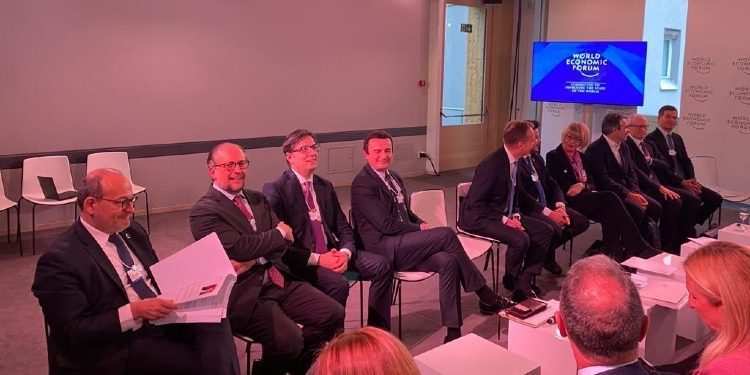 Kurti merr pjesë në panelin diskutues në Forumin Ekonomik Botëror