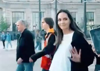 Angelina në ankth nga bombardimet, vrapon me urgjencë për të gjetur vend të sigurtë