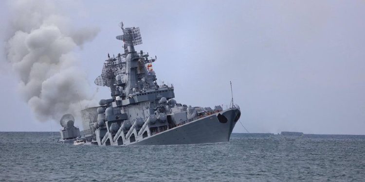 Forcat ukrainase ia vënë flakën anijes logjistike të Rusisë