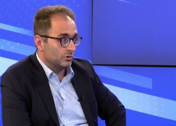 Zeneli: Disa politikanë kanë nevojë të shkojnë në shkollë, e jo gazetarët