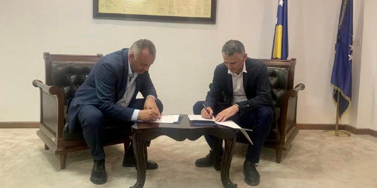 Ramosaj e Durmishi, kanë nëshkruar 3 projeke për ndërtimin e rrugëve në Deçan