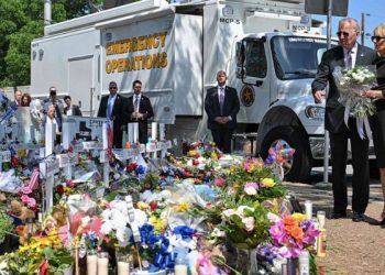 Biden mes lotësh viziton shkollën ku ndodhi masakra në Teksas