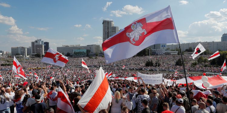 Lideri bjellorus dënohet me 15 ditë burgim vetëm se e postoi flamurin e Ukrainës në facebook